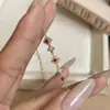 Pulsera Cuadrada Roja Garnet de Chica Mágica Oro de 18 Quilates Estilo Palacio Francés Medieval Más Fácil de Combinar Pulsera de Trébol de Cuatro Hojas