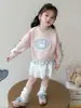 Moletom Infantil com Gola Redonda de Desenho Animado, Primavera e Outono 2026 Novo Estilo Coreano Versátil Casual Top Infantil, Roupa da Moda para Menininhas