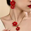 Moda Europea y Americana Elegante Conjunto de Joyería de Collar con Colgante de Flor de Aleación y Pendientes para Mujer, Pendientes de Moda Elegantes y de Alta Gama