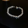 Pulseira Europeia e Americana Transfronteiriça com Flores Vazadas Incrustadas de Diamante, Luxo Acessível e Pulseira de Alto Padrão, Design de Joia de Mão Elegante e Exquisite Nicho