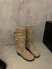 Botas apiladas con un diseño elegante, tacón grueso, botas Martin de caña alta para mujer, estilo francés, ante color caqui para principios de otoño, ajuste ceñido, botas de montar