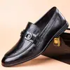 Sapatos de couro de moda estilo britânico para homens, novo modelo de outono, sapatos casuais de cavalheiro para o dia a dia com fivela de metal, sapatos de couro pontudos para escritório