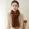 Cachecol 100% caxemira pura, macio, hipoalergênico, leve, simples, versátil, quente e oferece proteção contra o frio.; um cachecol de comprimento médio
