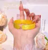 Pulsera ancha de latón chapado en oro, grabada en oro con caracteres auspiciosos, de lujo ligero de alta gama, con diseño de loto, que no se decolora por mucho tiempo