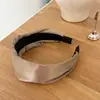 Faixa de Cabeça Larga Lisa de Cor Sólida Estilo Americano com Decoração de Logo Metálico Vintage, Design de Coroa Alta Faz o Rosto Parecer Menor, Disponível em Várias Cores para Uso Diário