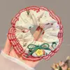 Scrunchie oversized estilo coreano com estampa floral e laço, adequado para um coque estilo universitário, realça o volume do cabelo, acessório de cabelo