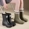 Botas de chuva da moda para mulheres, de cano médio, impermeáveis, antiderrapantes, sapatos de borracha com sola grossa, botas de chuva versáteis para adultos