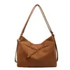 Bolso de mano estilo commuter de gamuza retro para mujer 2025 Invierno Nuevo Mochila de un solo hombro de lujo ligero de alta gama