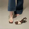 Primeiro Encontro: Sandálias de salto alto com estampa de leopardo retrô estilo francês de uma alça para mulheres, perfeitas para usar no verão, apresentando bico quadrado, detalhe de laço e salto fino.