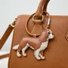 Regalos Creativos de Venta Caliente Transfronterizos, Colgante Tejido de Metal de Cuero de PU, Ropa de Moda Retro, Accesorios para Equipaje, Llavero