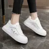 Nuevas zapatillas de malla blancas para mujer 2024 verano suela gruesa zapatos de malla para aumentar altura para mujer transpirables resistentes al desgaste zapatillas deportivas casuales