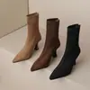 Botas femininas simples e casuais, elegantes, de bico fino e salto alto fino, coleção outono/inverno 2026 estilo coreano, com salto fino, elásticas e forradas de fleece, para o tornozelo