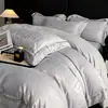 Conjunto premium de quatro peças em algodão de fibra longa com 200 fios, lençol de cima 100% algodão puro, lençol com elástico e capa de edredom, oferecendo uma experiência de cama luxuosa