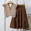 Conjunto Infantil Feminino Primavera Verão Novo Estilo Crianças Médias e Grandes Moda Elegante Listrado Gola V Top com Babados Saia Conjunto de Duas Peças