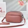 La bolsa nueva más vendida del fabricante para mujer es moderna, versátil, casual, a la moda, elegante, de alta gama y sofisticada, disponible como bolso de hombro o cruzado.