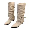 Botas Salto Bloco Bico Fino Punho Plissado com Fivela para Mulheres Inverno 2025 Bota Cavaleiro Branco com Fivela de Cinto Botas Longas Hot Girl