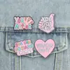 Broche de Personalidad Creativa de Dibujos Animados con Citas Inspiradoras, Transfronterizo Europeo y Americano, Lindo Rosa, Insignia de Accesorios Metálicos en Inglés, Venta al por Mayor