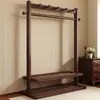 Perchero para uso doméstico, adecuado para dormitorios, un diseño simple, independiente y de pie, modelo nuevo, no hecho de madera maciza y ahorrador de espacio