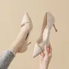 Zapatos de hada, delicados y elegantes, de tacón medio, nueva colección de verano 2026, stilettos de punta fina con pedrería estilo francés, pala baja, tacón fino, tacones altos