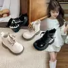 Botas infantis de sola macia, botas pretas de cano baixo, botas de couro de princesa, novas botas Martin estilosas antiderrapantes para meninas, outono e inverno 2026