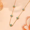 Colgante de Acero Inoxidable Múltiples Flores Pequeñas Doble Cara, Joyería Casual y Compacta, Set de Flores de Cuatro Hojas de Acero de Titanio de Venta Caliente Transfronteriza para Mujeres