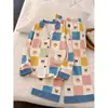 Elegante pijama de cárdigan con estampado de dibujos animados para mujer, con un diseño de cuadros en bloques de color, mangas largas y pantalones largos, adecuado para usar en casa o salir en otoño.