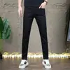 Calça casual branca da moda para homens, novidade primavera-verão 2026, corte slim, elástica, moda casual, calça cropped masculina