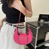 Este ano, a bolsa popular feminina verão simples novo 2023 mão carregando bolsa feminina axila moda moda único ombro bolinho bolsa