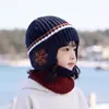 Gorro de Protección para Oídos Infantil Otoño e Invierno Aterciopelado Engrosado Lana Unisex Estudiantes de Primaria Tejido de Copos de Nieve Gorro con Bufanda Set de Dos Piezas