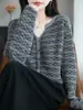Camisa base de malha estilo Chanel com decote V transfronteiriça para mulheres, top estiloso novo para primavera e outono de 2026, suéter plus size para outono e inverno