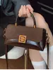 Bolsa de mão feminina, nova coleção 2026, leve e moderna, estilo outono, bolsa quadrada pequena, exala um senso de luxo, design simples, pode ser carregada na mão ou usada como bolsa de ombro