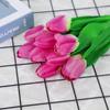 Venta al por mayor de fábrica Ramo de flores artificiales de tulipán flores falsas decoración de dormitorio de alta gama adornos de sala de estar sobremesa de mesa de comedor Interior
