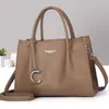 Bolsa Feminina de Couro Macio Novo Estilo 2025 Versátil Bolsa Grande Bolsa de Ombro Grande Capacidade Bolsa de Mão Casual Bolsa Tote para o Trabalho