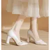 Zapatos de tacón alto estilo francés para mujer, nuevo modelo 2026, zapatos de salón de punta fina de color claro satinados, zapatos de novia con perlas, zapatos de boda, cómodos para los pies, tacón grueso