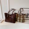 Bolsa de hombro portátil de alta gama para otoño e invierno, bolsa de mano de lana a cuadros de estilo occidental de moda, bolsa para mujer con diseño de nicho