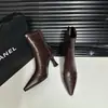 Zapatos de tacón alto de punta fina en color marrón para mujer, botines cortos vintage de retazos nuevos para otoño e invierno, botas elásticas ajustadas, botines de estilo francés