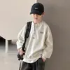 Sudadera de media cremallera para niño, nuevo estilo primavera/otoño 2025, corte holgado, con bordado de letras y diseño de dos piezas falso, manga larga