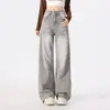 Jeans de tiro alto, cómodos y elegantes en color gris moca para mujer, perfectos para otoño. Estos pantalones de corte holgado y pierna ancha están diseñados para hacer que las figuras petite parezcan más altas y delgadas, y son lo suficientemente versátiles como para combinarse con muchos atuendos.