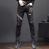 Nova Marca Europeia de Moda Outono/Inverno 2026 Calça Jeans Preta com Strass Jeans de Alta Elasticidade Slim Fit para Homem