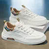 Tênis casuais masculinos de cano baixo 2026 novo popular de outono tênis leves versáteis sapatos brancos de sola macia para homens