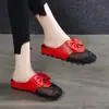 Chinelos femininos de dedo aberto para uso externo, nova moda verão 2026, chinelos de praia baixos respiráveis de malha com laço da moda