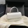 Outono 2026 Nova Bolsa Elegante Versátil de Um Ombro para Mulheres Casual Couro Macio Toque de Luxo Bolsa Pequena Quadrada Transversal Bolsas Femininas Atacado