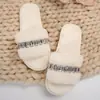 Chinelos peludos de sola grossa para mulheres, estilo novo outono e inverno 2026 para ambientes internos e externos, chinelos de pelúcia com strass de alta qualidade, chinelos de algodão para mulheres