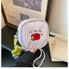 Artística y fresca, relajante y linda, bolsa cuadrada pequeña con bordado de manzana y estampado de cuadros, adecuada para el uso diario de estudiantes universitarias como bolso cruzado