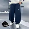 Calça de Fleece Larga com Desenhos para Meninos Outono e Inverno 2025 Novo Estilo Roupas de Inverno para Crianças Grandes Calças Retas com Fleece Integrado Atacado Tendência