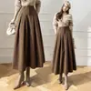 Nueva falda larga de lana de cintura alta para otoño e invierno con pliegues amplios, efecto de cubrir la cadera y adelgazante, en color café