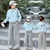 Conjunto de Chaqueta de Bloques de Color con Letras para Niñas Primavera y Otoño 2026 Nuevo Estilo Ropa para Niñas Primavera Estilo Coreano Moda Casual Conjunto de Dos Piezas