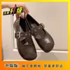 Zapatos pequeños de cuero de un solo color para mujer 2026 primavera nuevos retro suela plana correa de hebilla suela suave zapatos de abuela boca poco profunda nicho zapatos de conducción