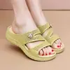 Chinelos de salto baixo de verão para mulheres, sapatos antiderrapantes de sola grossa para mães de meia-idade e idosas, chinelos femininos slip-on de salto alto da moda