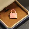 Nuevo Producto Estilo Xiaoxiangfeng Goteo de Aceite Dos Tonos Rosa Negro Bolso Acolchado Broche Pequeño Versátil Moderno Chapado en Oro Pin Personalizado